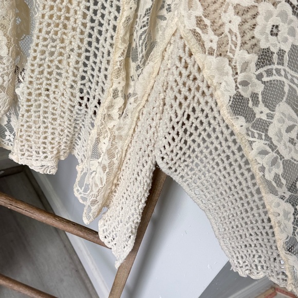 SAACHI Cream Lace Open-Front Shaw - Picture 4 of 5